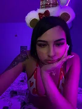 Hilary_pinkk on StripChat 